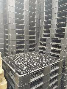For sale plastic pallet and wooden pallets photo